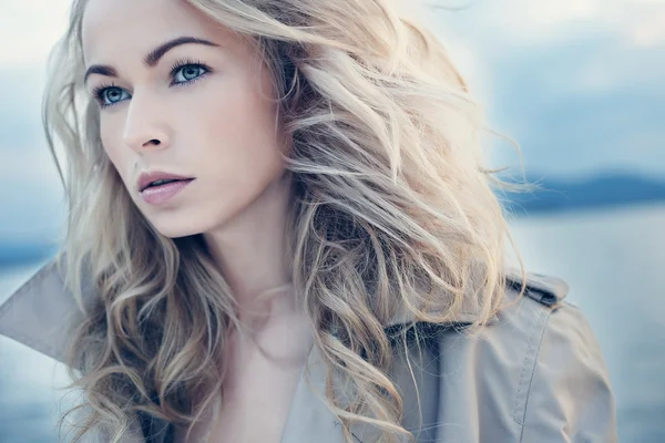 Vacker ung blond kvinna utomhus porträtt nära sjön — Stockfoto