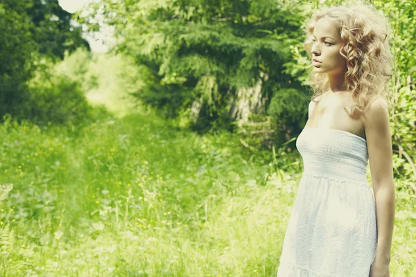 Mode portret van jonge mooie blonde vrouw in het bos — Stockfoto