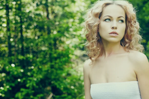 Portrait de mode de jeune belle femme blonde en forêt — Photo