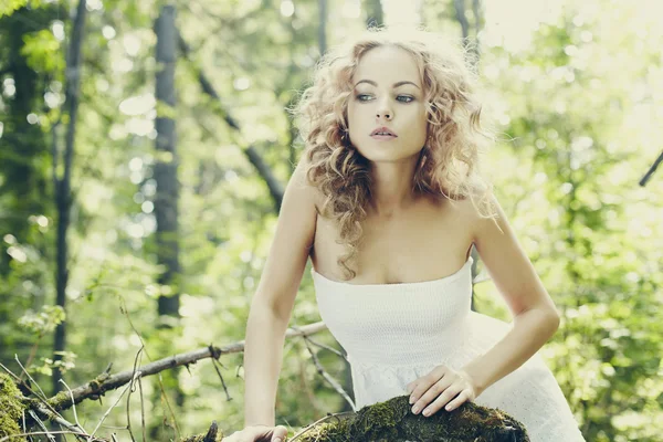 Retrato de moda de jovem bela mulher loira na floresta — Fotografia de Stock