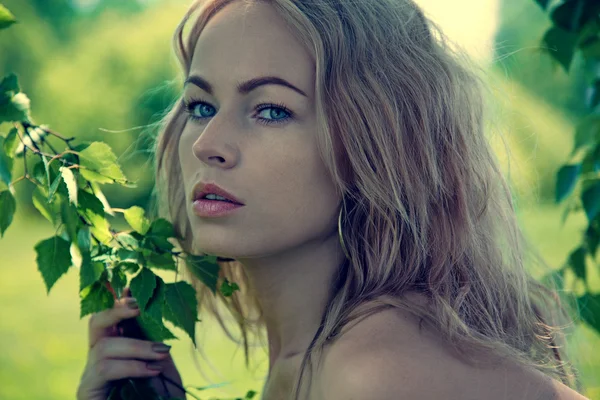 Retrato de moda de jovem bela mulher loira na floresta — Fotografia de Stock