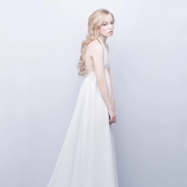Porträtt av vackra eleganta blond kvinna i vit klänning — Stockfoto