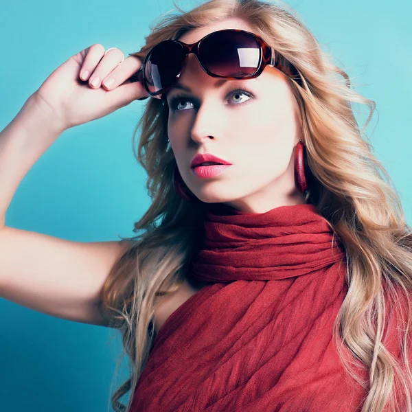 Beautiful blond woman with sunglasses — Stock Photo, Image