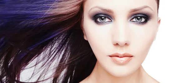 Porträtt av vacker ung kvinna med långa färgade brunt hår och ljusa make-up — Stockfoto