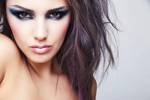 Πορτρέτο της όμορφης νεαρής γυναίκας με μακριά χρωματιστά καστανά μαλλιά και φωτεινό μακιγιάζ — Φωτογραφία Αρχείου