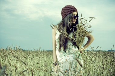 Çayırdaki genç kadın