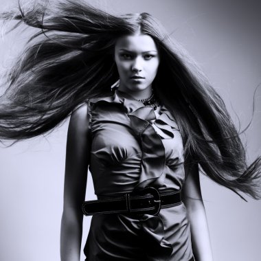 Uçan sarı saçlı güzel kız.