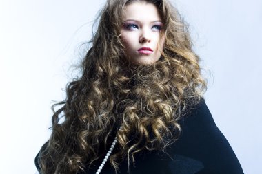 uzun kıvırcık saçlı güzel kadın