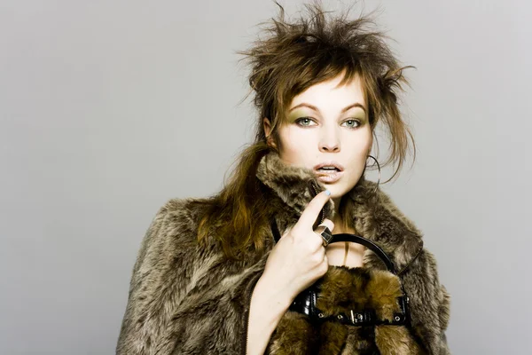 Donna sexy in pelliccia con borsa — Foto Stock