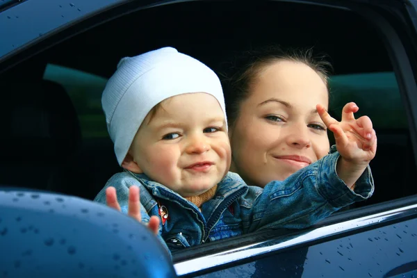 Мать и сын в машине — стоковое фото