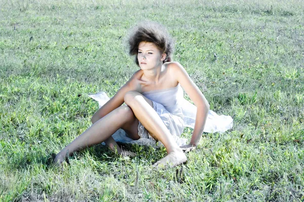 Bella donna nel campo delle fate — Foto Stock