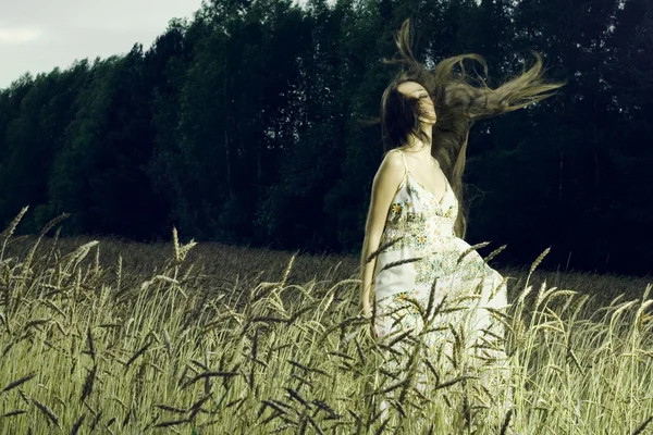 Jeune femme dans la prairie — Photo