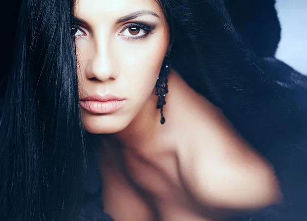 Portrait of beautiful young woman with long brown hair and bright make-up — Stock Photo, Image