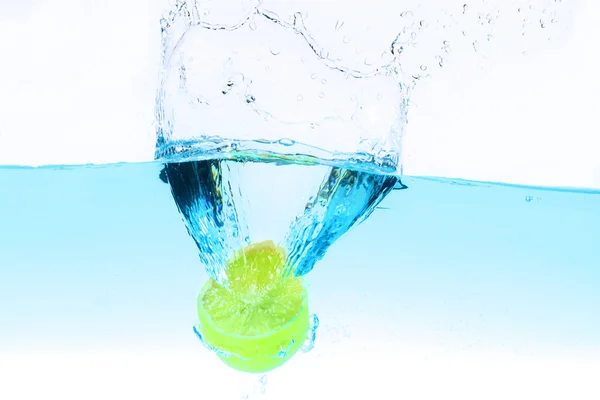 Lemon under water splashing — Stock Photo, Image