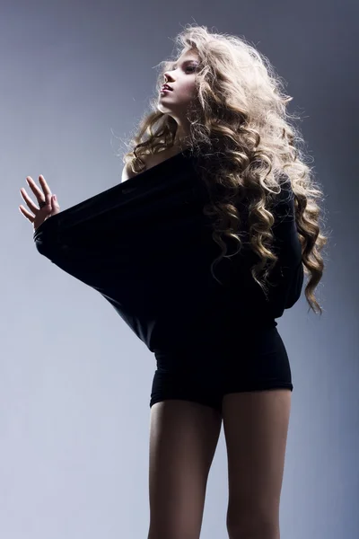 Uzun kıvırcık saçlı güzel kadın — Stok fotoğraf