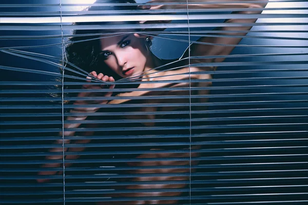 mode foto van sensuele brunette vrouw met glanzende krullend haar