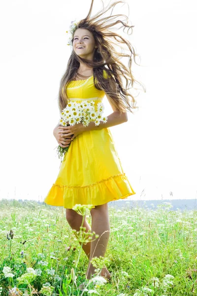 Hermosa chica en verde campo — Foto de Stock