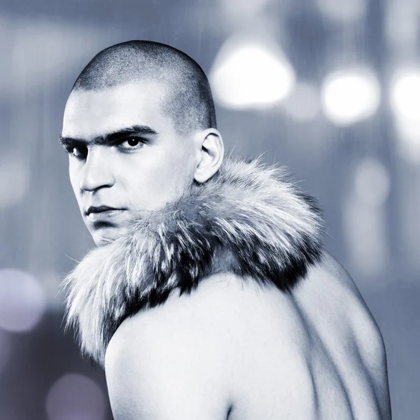 Bello muscoloso giovane uomo con collo di pelliccia di volpe — Foto Stock