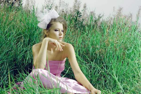 Beautiful girl in green grass — Stock Photo, Image