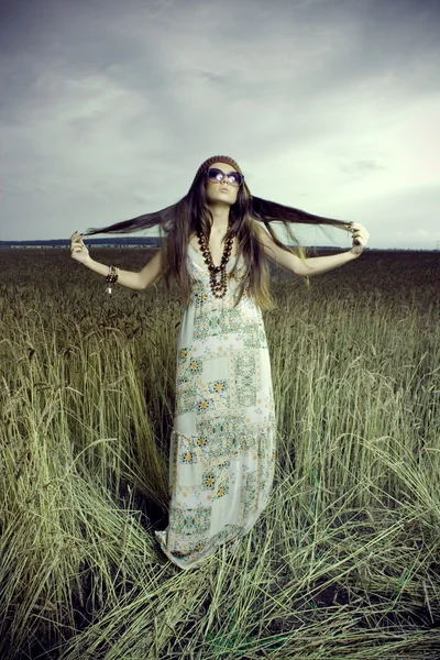 Jeune femme dans la prairie — Photo