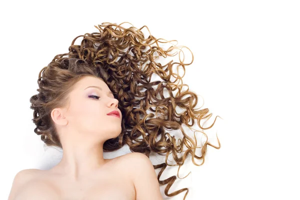 Belle femme avec de longs cheveux bouclés — Photo