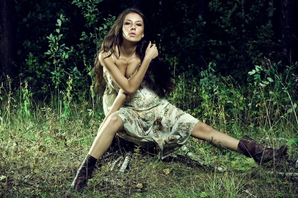 Hermosa chica en un prado de bosque — Foto de Stock