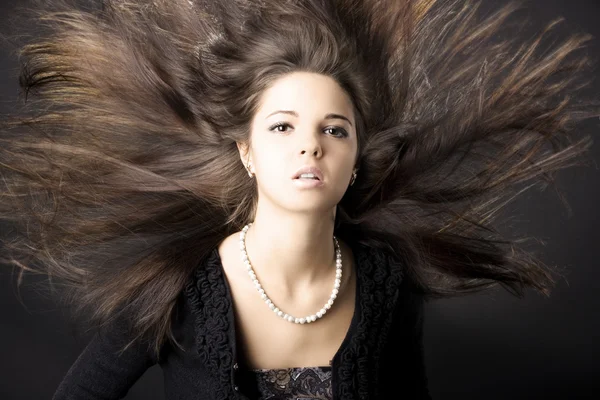 Bella giovane donna con capelli lussuosi — Foto Stock