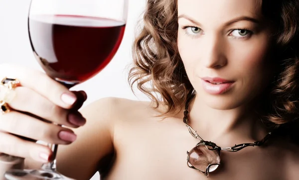 Mujer con vino tinto de vidrio — Foto de Stock