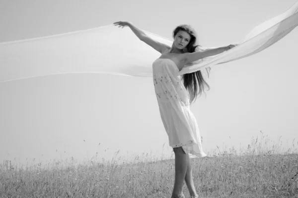 Femme avec une écharpe blanche — Photo