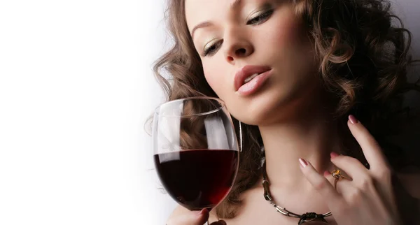 Hermosa mujer con vino tinto de cristal —  Fotos de Stock