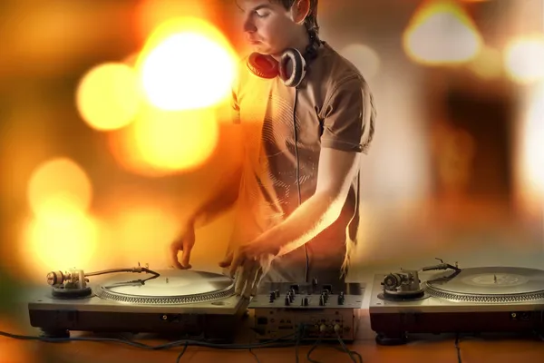 Dj tocando no concerto — Fotografia de Stock