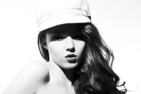 Belle jeune modèle en chapeau — Photo