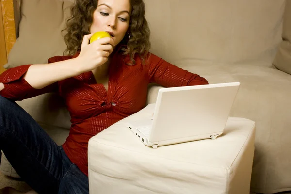 Beautiful young woman using laptop — Stock Photo, Image