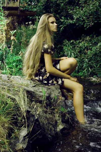 Krásná dívka na kamenech — Stock fotografie