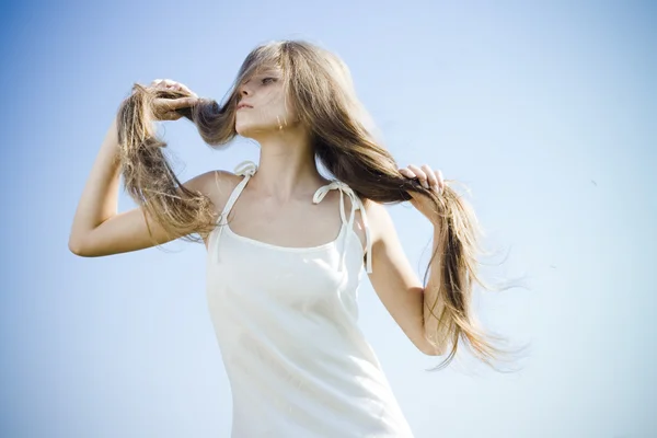 Bella ragazza con capelli lussureggianti — Foto Stock