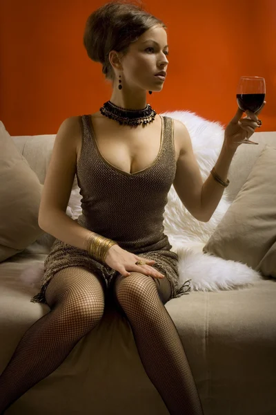 Όμορφη γυναίκα με γυάλινο κόκκινο κρασί — Φωτογραφία Αρχείου