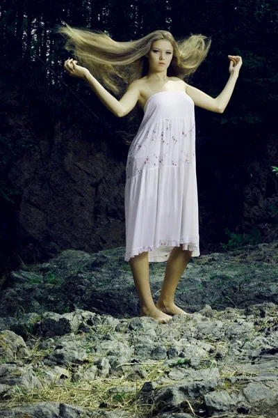 Menina bonita em pedras — Fotografia de Stock