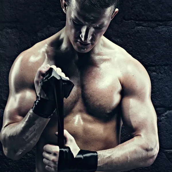 El hombre se prepara para luchar . — Foto de Stock