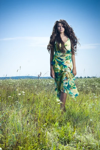 Όμορφη κοπέλα στον πράσινο τομέα — Φωτογραφία Αρχείου