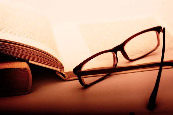 Könyv- és szemüveg — Stock Fotó
