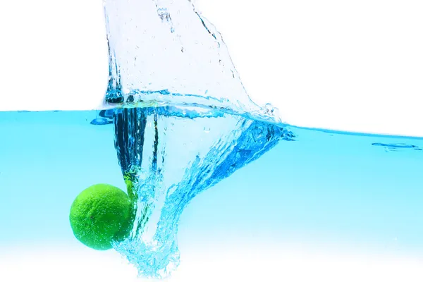 Lime under water splashing — Stock Photo, Image