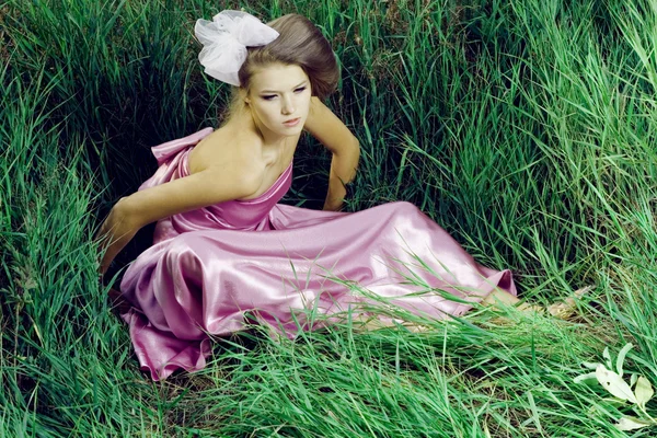 녹색 잔디에 아름 다운 여자 — 스톡 사진