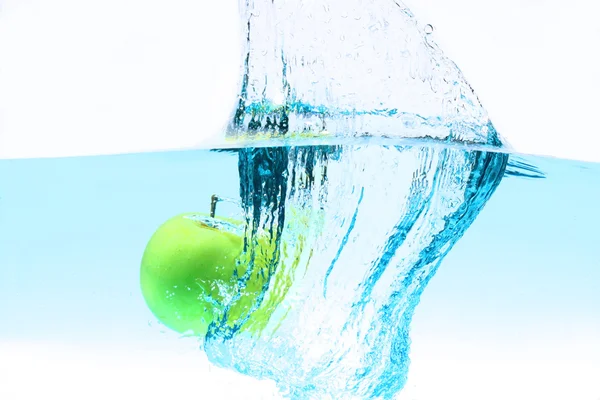 Green apple under water splashing — Stock Photo, Image