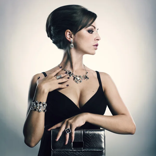 Akşam makyajlı güzel bir kadın. Mücevher ve Güzellik. Moda fotoğrafı.