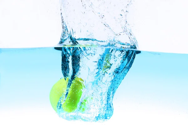 Green apple under water splashing — Stock Photo, Image