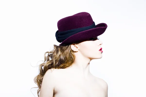 Bella giovane modella in cappello — Foto Stock