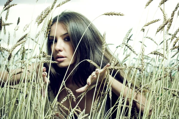牧草地の若い女性 — ストック写真
