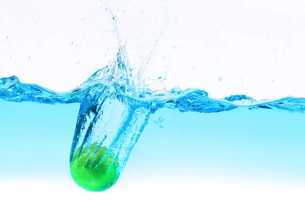 Lime under water splashing — Stock Photo, Image