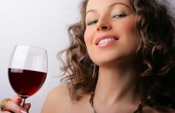 Bella donna con bicchiere di vino rosso — Foto Stock