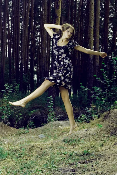 Hermosa chica en un bosque salvaje Imagen de archivo
